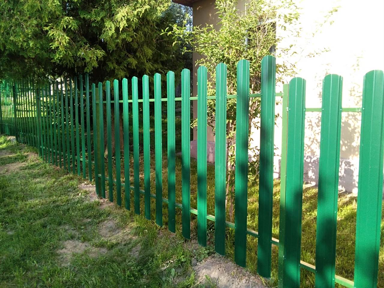 Забор из штакетника - описание и фото